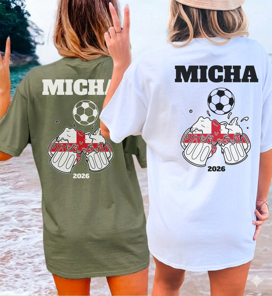 Zwei Frauen am Strand in personalisierten England Fußball-Fan-T-Shirts in Weiß und Olivgrün mit individuellem Namen, Fußball-Motiv und Bierkrügen.