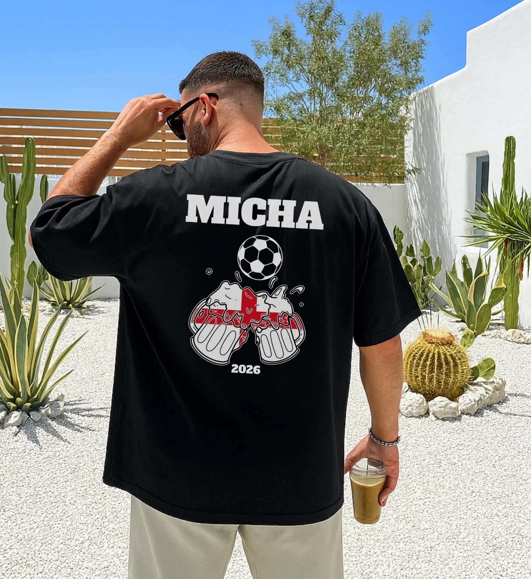 Personalisierbares schwarzes Oversized T-Shirt für England-Fans mit individuellem Namen Micha, Fußball-Motiv und Bierkrügen im England-Design, ideal für den Gruppenurlaub.
