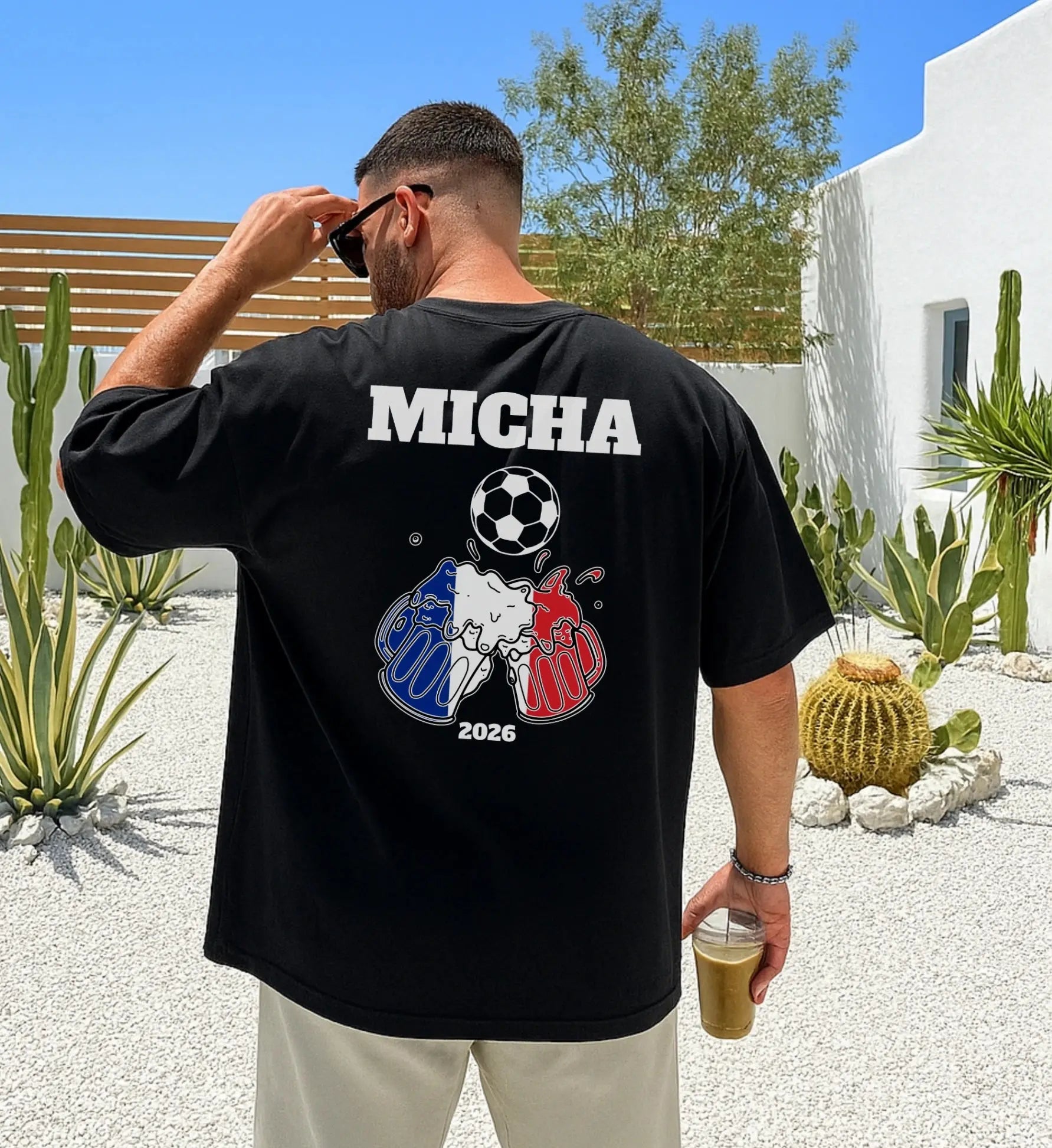 Personalisiertes schwarzes Herren T-Shirt mit individuellem Namen Micha, Fußball-Motiv und anstoßenden Bierkrügen in den Nationalfarben Frankreichs für den Urlaub 2026.