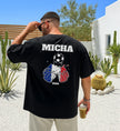 Personalisiertes schwarzes Herren T-Shirt mit individuellem Namen Micha, Fußball-Motiv und anstoßenden Bierkrügen in den Nationalfarben Frankreichs für den Urlaub 2026.