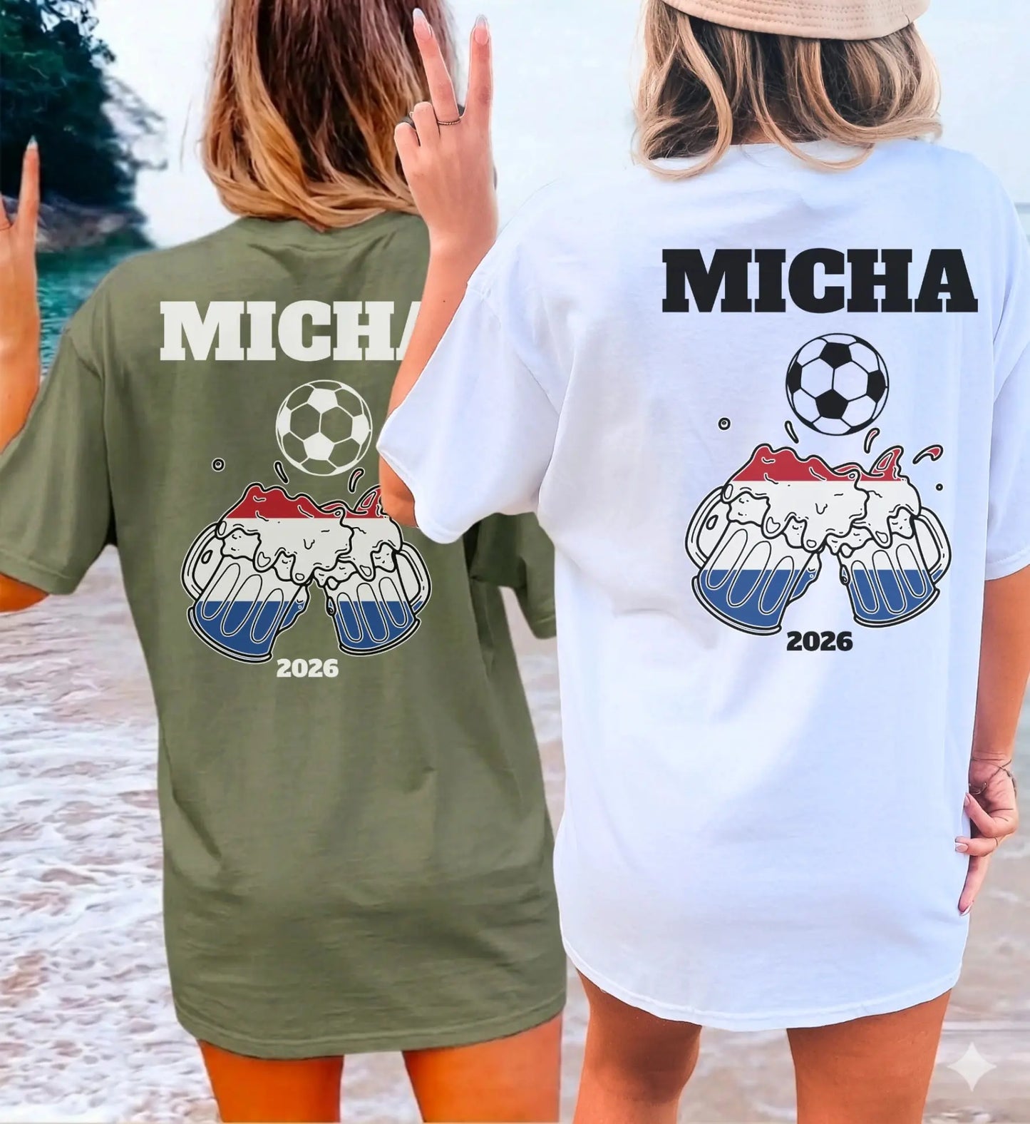 Zwei Frauen am Strand tragen personalisierte T-Shirts für niederländische Fußballfans mit Namen, Fußball-Motiv und anstoßenden Bierkrügen in den Landesfarben für den Gruppenurlaub.