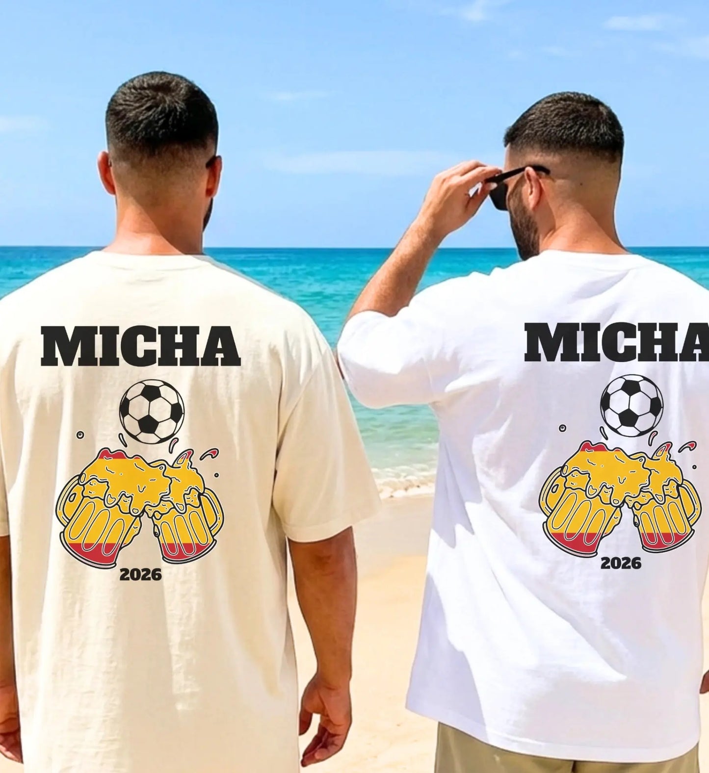 Zwei Männer am Strand in personalisierten Fußball-Shirts mit individuellem Namen Micha, Fußball-Grafik und Bierkrügen in Spanien-Farben für die Meisterschaft 2026.