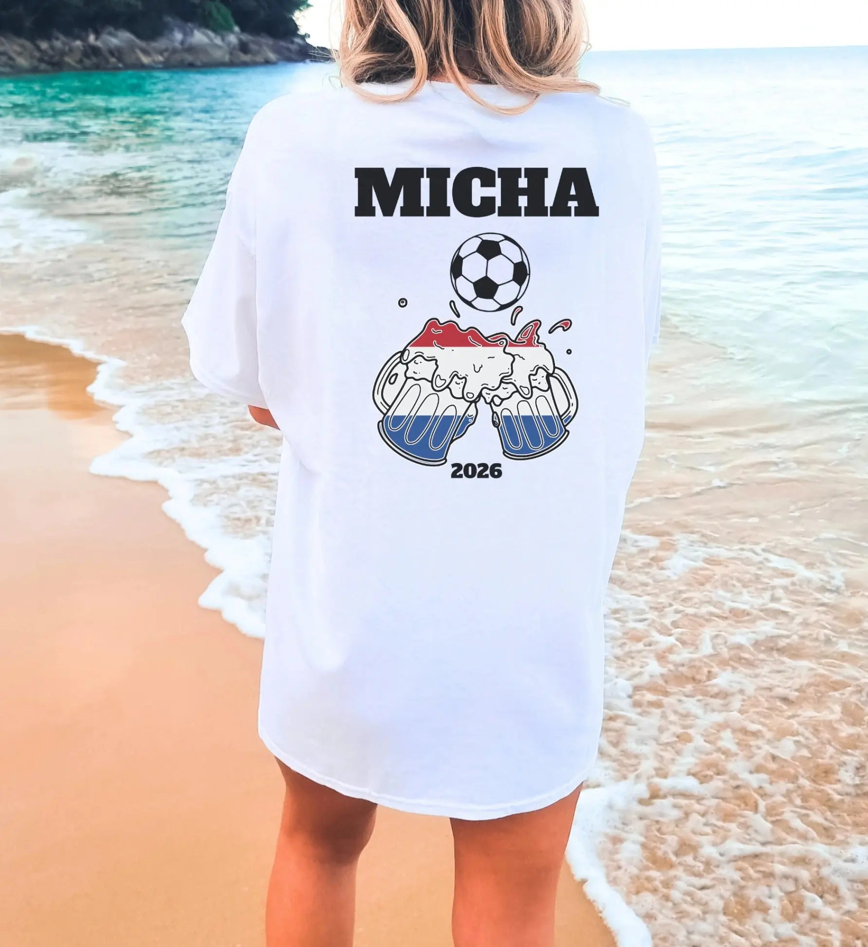 Personalisiertes weißes Fußball T-Shirt für Niederlande-Fans mit dem Namen Micha, einem Fußball und zwei anstoßenden Bierkrügen in den Nationalfarben am Strand.