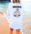 Personalisiertes weißes Fußball T-Shirt für Niederlande-Fans mit dem Namen Micha, einem Fußball und zwei anstoßenden Bierkrügen in den Nationalfarben am Strand.
