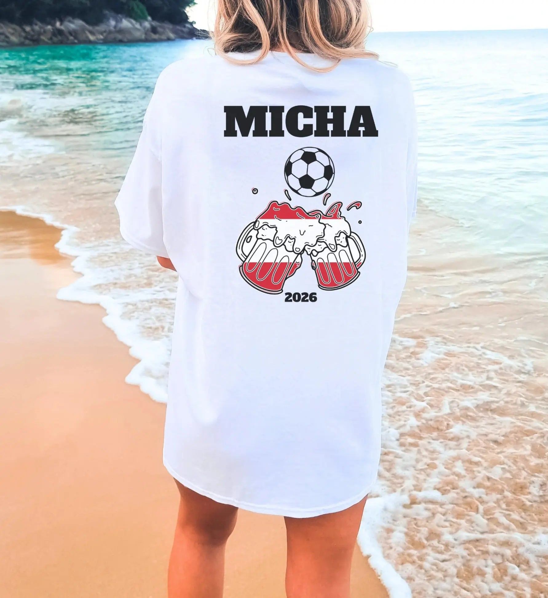 Personalisierbares weißes T-Shirt für Österreich-Fans mit Wunschname, Fußball und Bierkrügen in Nationalfarben am Strand – Ideal für den Sommerurlaub 2026.