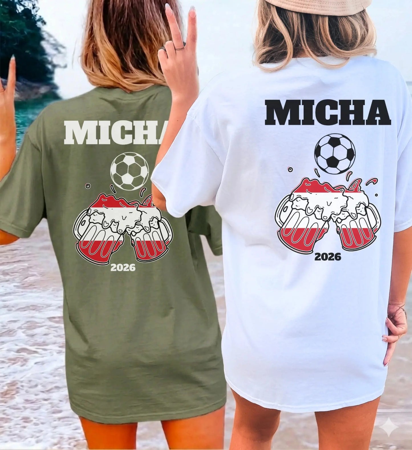 Zwei Frauen am Strand in personalisierten Fußball Fan-Shirts für Österreich mit individuellem Namen, einem Fußball-Motiv und anstoßenden Bierkrügen für die Saison 2026.