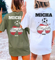 Zwei Frauen am Strand in personalisierten Fußball Fan-Shirts für Österreich mit individuellem Namen, einem Fußball-Motiv und anstoßenden Bierkrügen für die Saison 2026.