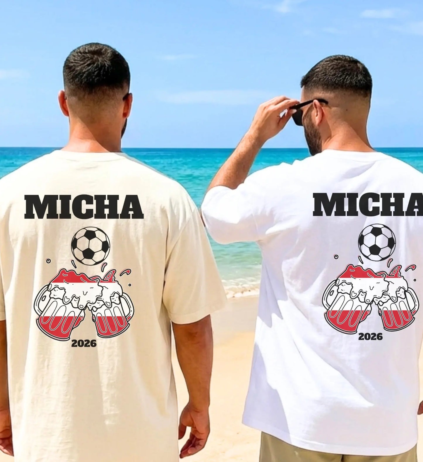 Zwei Männer am Strand in personalisierten T-Shirts mit dem Namen Micha, einem Fußball und zwei anstoßenden Bierkrügen im Österreich-Design für den Urlaub 2026.