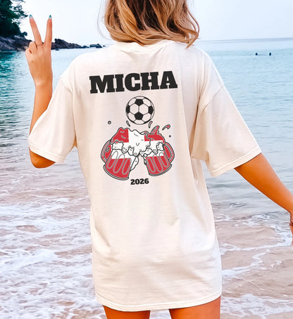 Personalisiertes Schweiz Fußball Fan T-Shirt in Cremeweiß mit individuellem Namen, Fußball-Motiv und Bierkrügen im Schweizer Flaggen-Design für die Meisterschaft 2026.