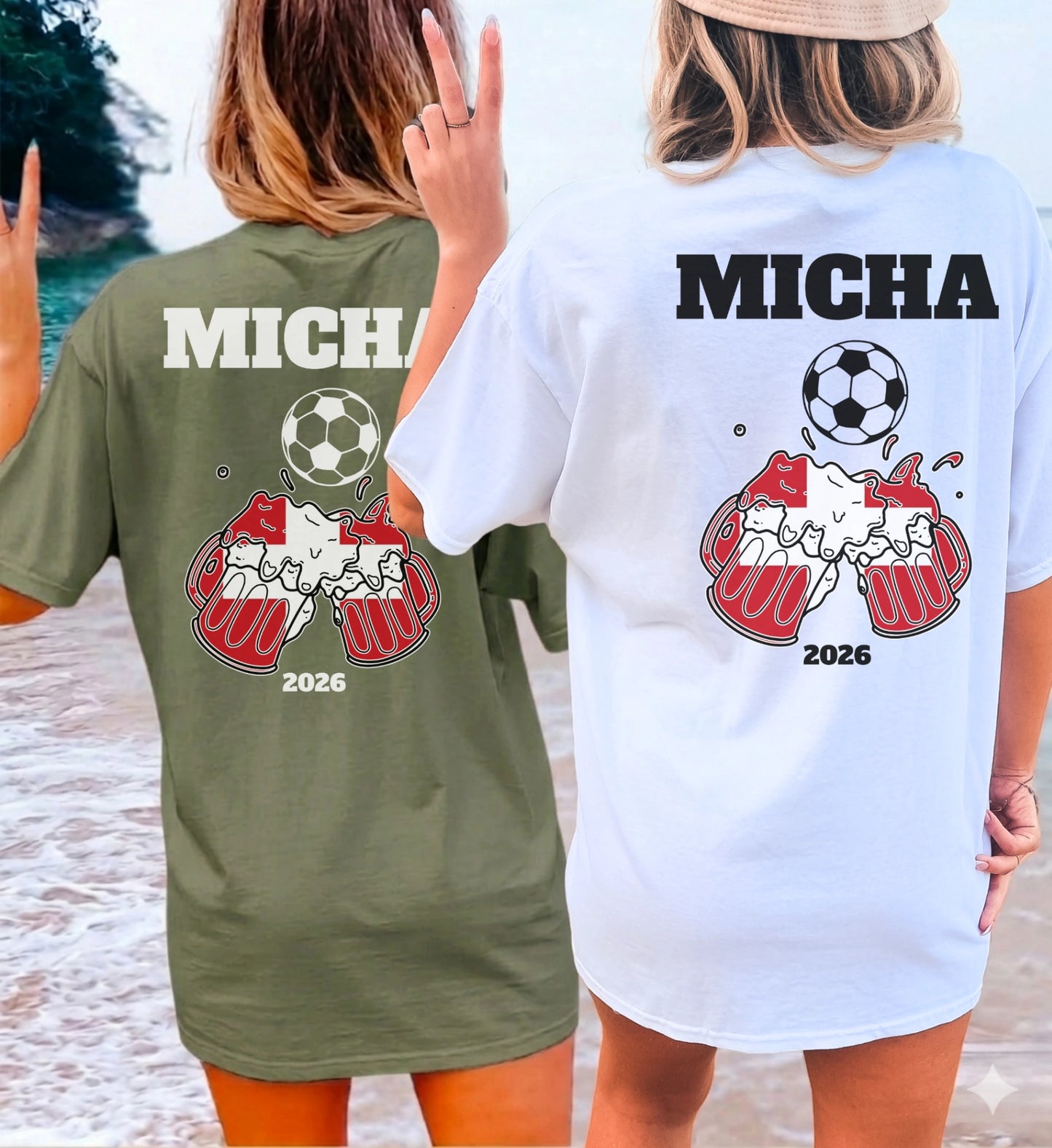 Zwei Frauen am Strand tragen personalisierte schweizer Fußball Fan-Shirts mit Bierkrug-Motiv, Fußball und dem Namen Micha für das Jahr 2026.