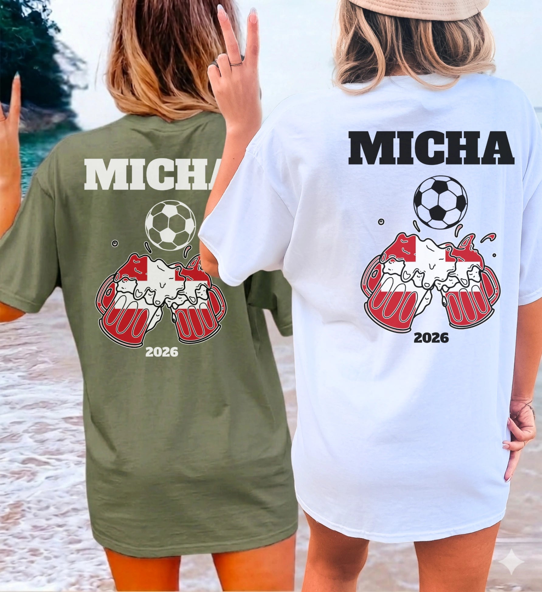 Zwei Frauen am Strand tragen personalisierte schweizer Fußball Fan-Shirts mit Bierkrug-Motiv, Fußball und dem Namen Micha für das Jahr 2026.