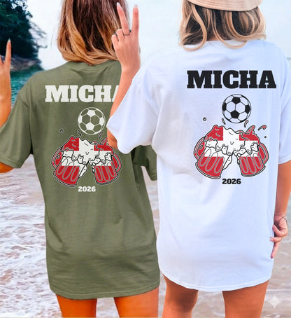 Zwei Frauen am Strand tragen personalisierte schweizer Fußball Fan-Shirts mit Bierkrug-Motiv, Fußball und dem Namen Micha für das Jahr 2026.