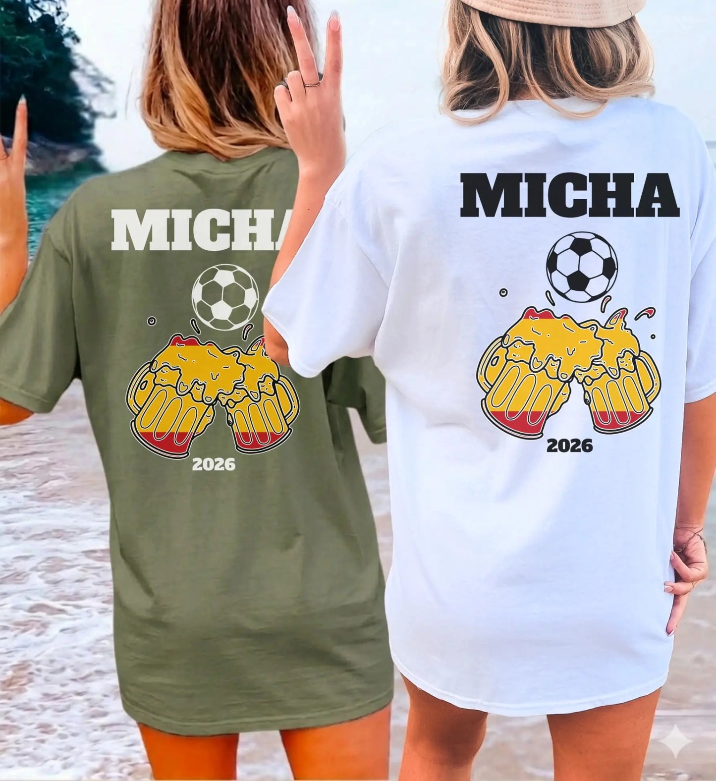 Personalisierbares T-Shirt für Spanien-Fans mit Fußball-Motiv, anstoßenden Bierkrügen in Nationalfarben und individuellem Namen für den Mallorca-Urlaub.