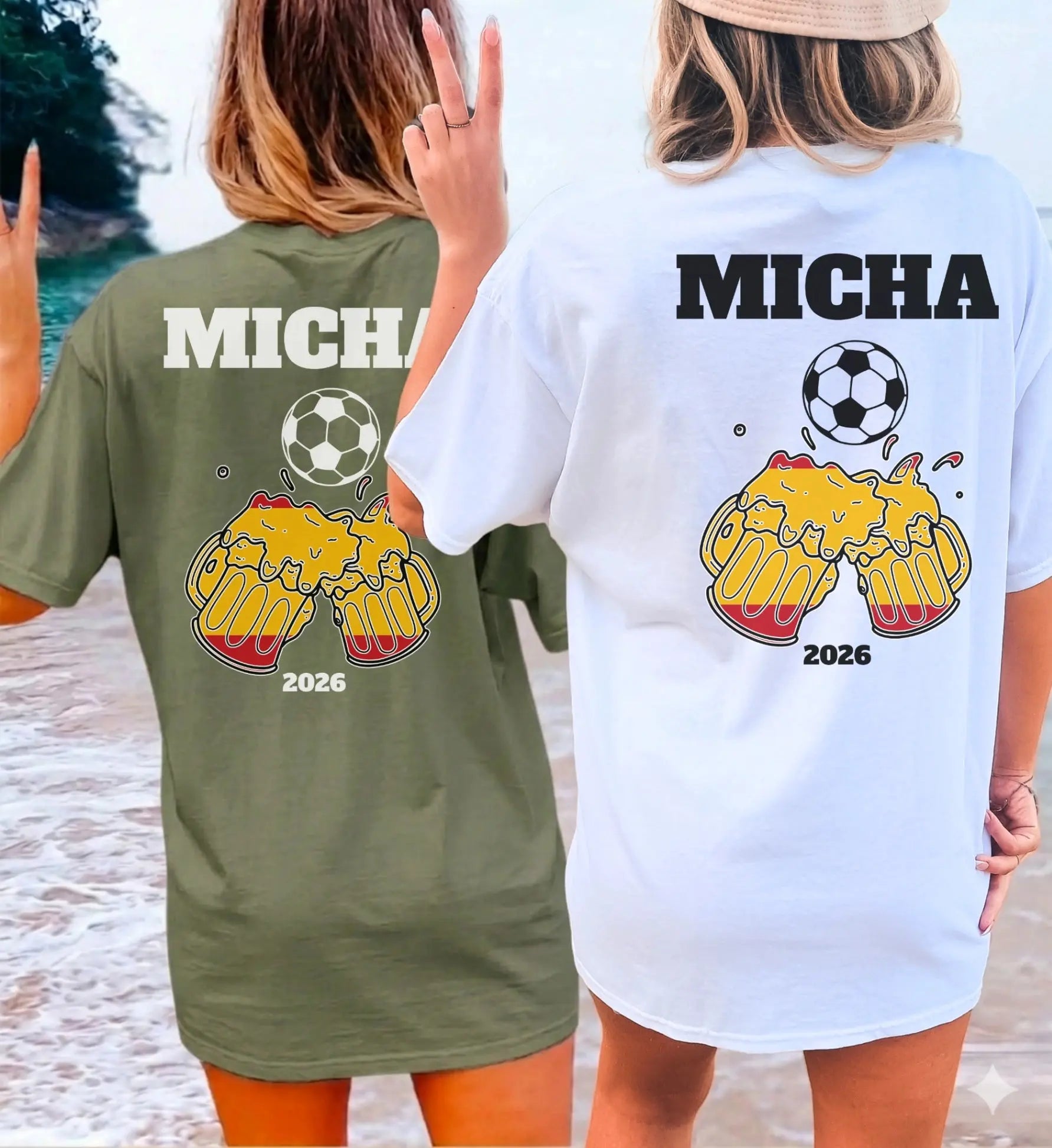 Personalisierbares T-Shirt für Spanien-Fans mit Fußball-Motiv, anstoßenden Bierkrügen in Nationalfarben und individuellem Namen für den Mallorca-Urlaub.