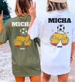 Personalisierbares T-Shirt für Spanien-Fans mit Fußball-Motiv, anstoßenden Bierkrügen in Nationalfarben und individuellem Namen für den Mallorca-Urlaub.