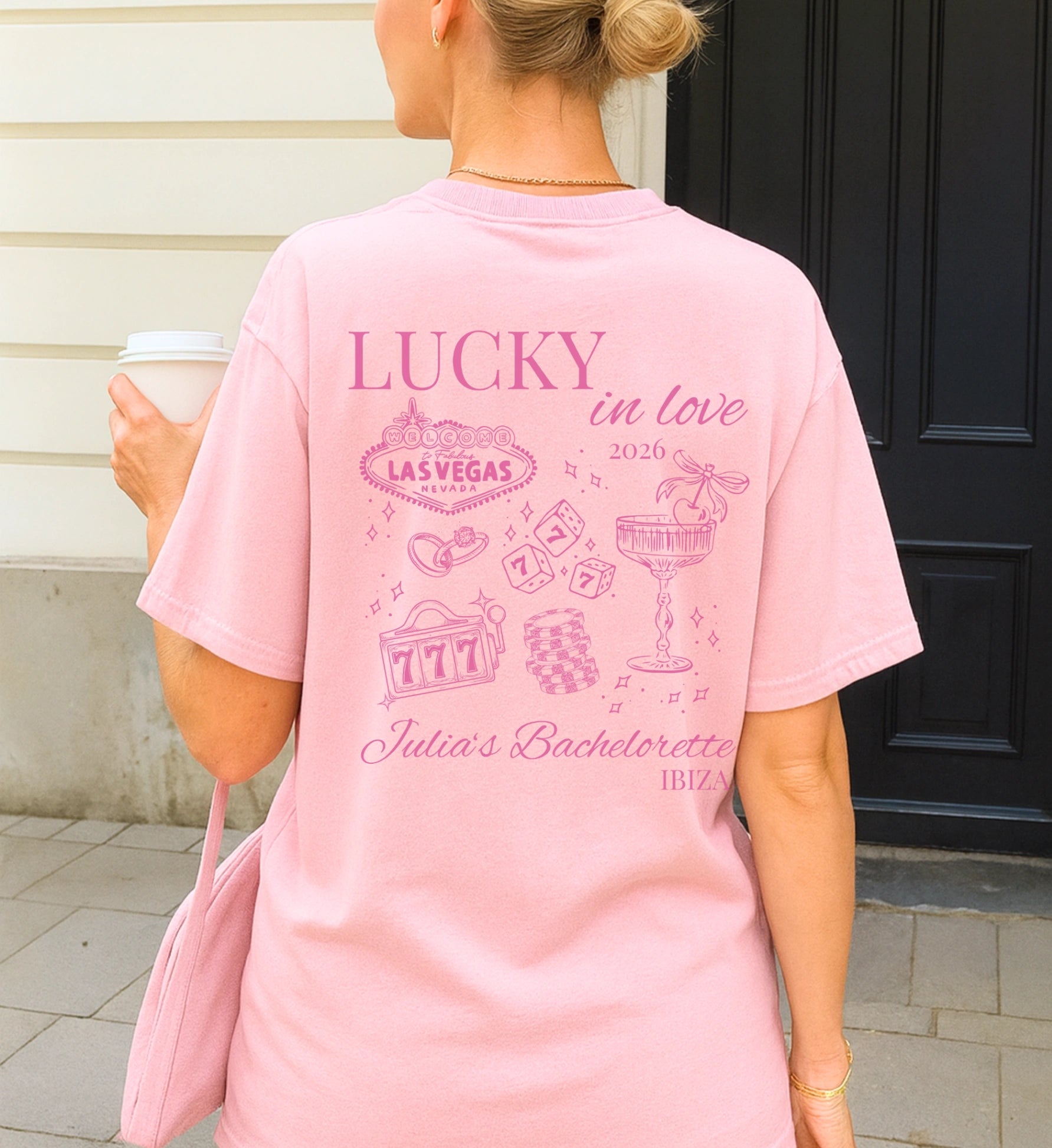 Personalisiertes Bride to be Shirt für Las Vegas von Cincerely Yours mit individuellem Druck und detailreichem pinken Retro Casino Motiv