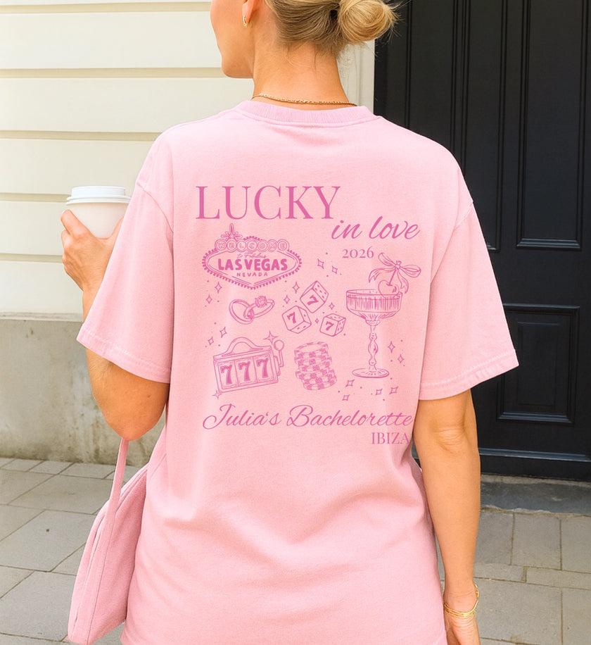 Personalisiertes Bride to be Shirt für Las Vegas von Cincerely Yours mit individuellem Druck und detailreichem pinken Retro Casino Motiv