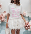 Ästhetisch inszeniertes pinkes Retro Vegas Bachelorette Shirt für den Casino Night Girls Trip und die unvergessliche Brautparty im Vintage Stil.
