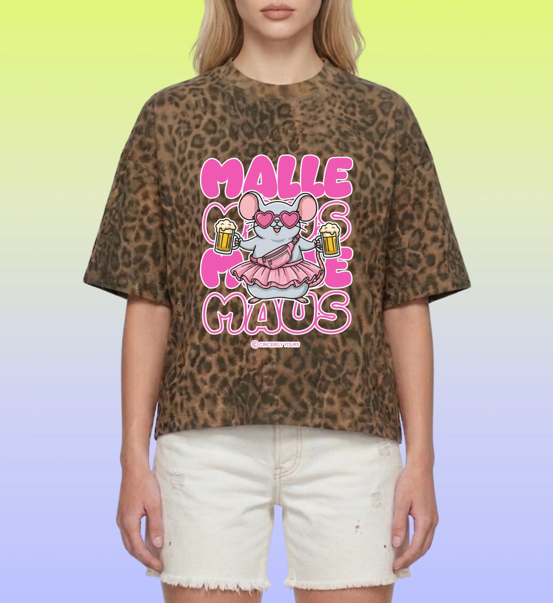 Die Rückansicht des Mallemaus Shirts von Cincerely Yours zeigt den lockeren Boxy Schnitt und die leuchtende Farbe Chantal Pink mit auffälligem Leopard Print Design.