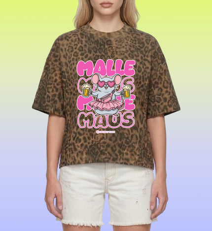 Die Rückansicht des Mallemaus Shirts von Cincerely Yours zeigt den lockeren Boxy Schnitt und die leuchtende Farbe Chantal Pink mit auffälligem Leopard Print Design.