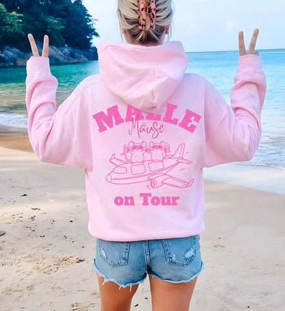 Rosa Oversized Hoodie mit Malle Mäuse on Tour Aufdruck auf dem Rücken, getragen von einer Frau am Strand.