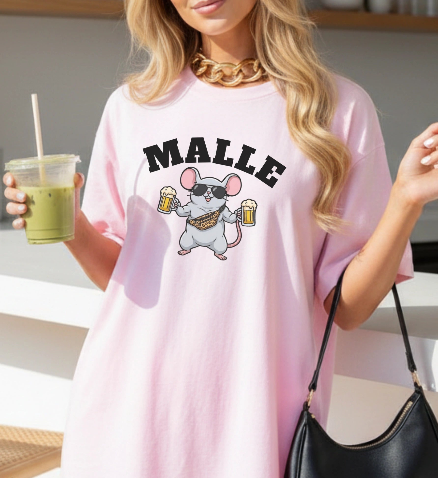 Rosa Malle Maus Shirt von Cincerely Yours mit einer muskulösen Mallemaus, die eine Leoparden-Gürteltasche und zwei Bierkrüge trägt – ideales Party T-Shirt für den Mallorca Urlaub.