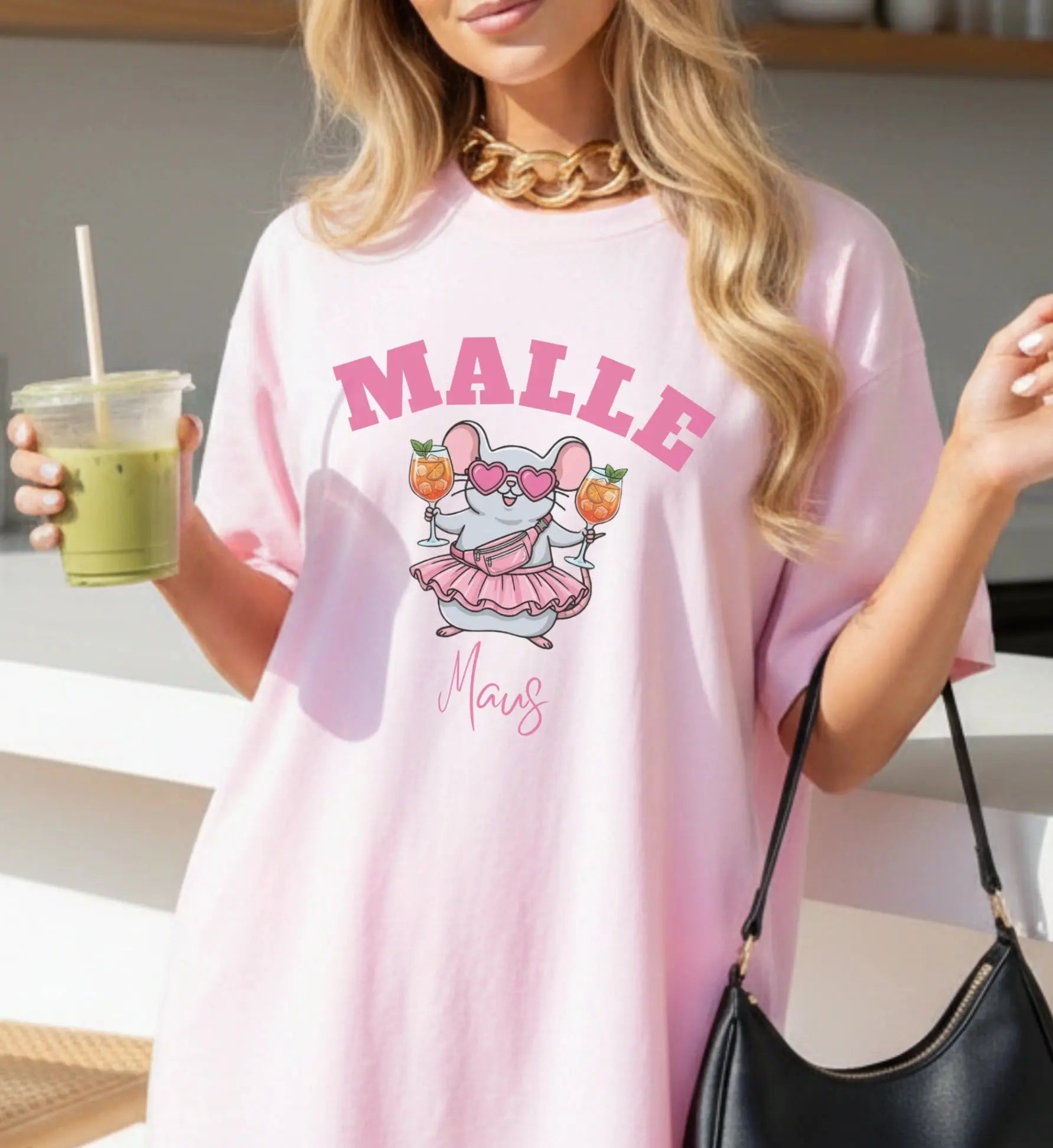 Rosa Oversized T-Shirt für Damen mit lustigem Malle Maus Motiv, die Cocktails hält und ein Tütü trägt, perfekt für den Mädelsurlaub.