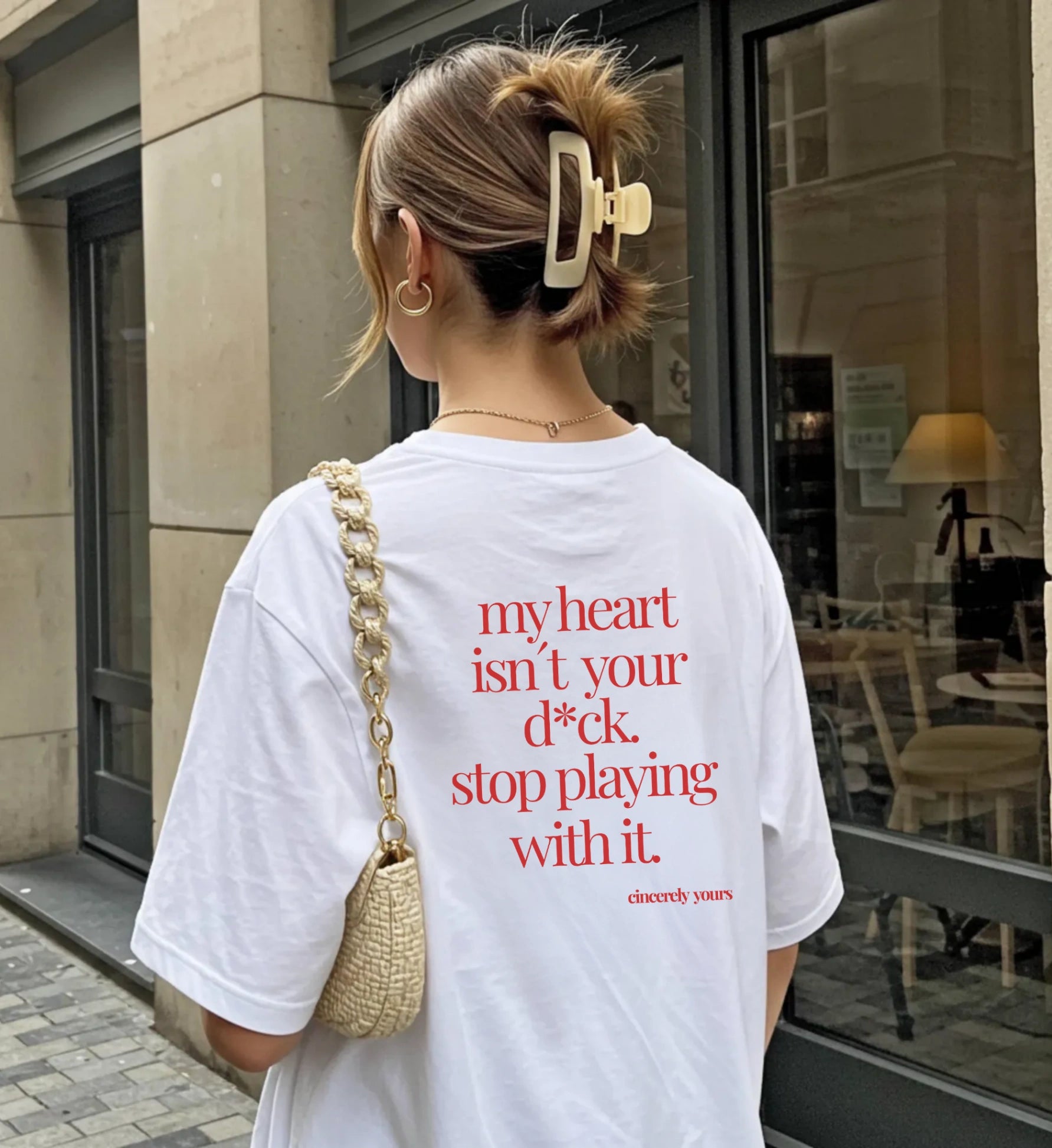 Detailansicht des feminismus t-shirts von cincerely yours aus schwerer baumwolle mit frechem situationship spruch für selbstbewusste frauen und feministinnen
