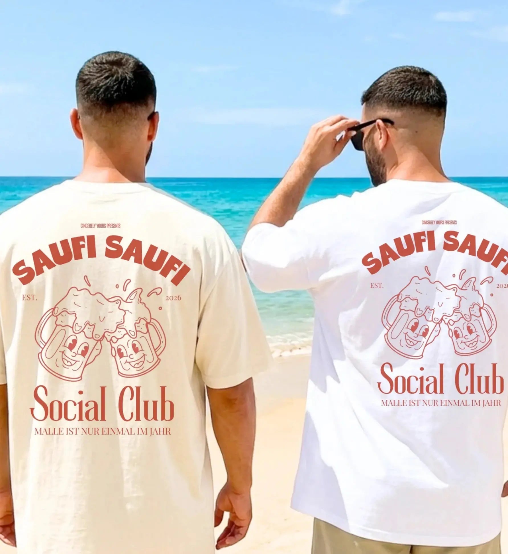 Zwei Männer am Strand in Oversized T-Shirts mit dem Saufi Saufi Social Club Print, zwei anstoßenden Bierkrügen und dem Spruch Malle ist nur einmal im Jahr.
