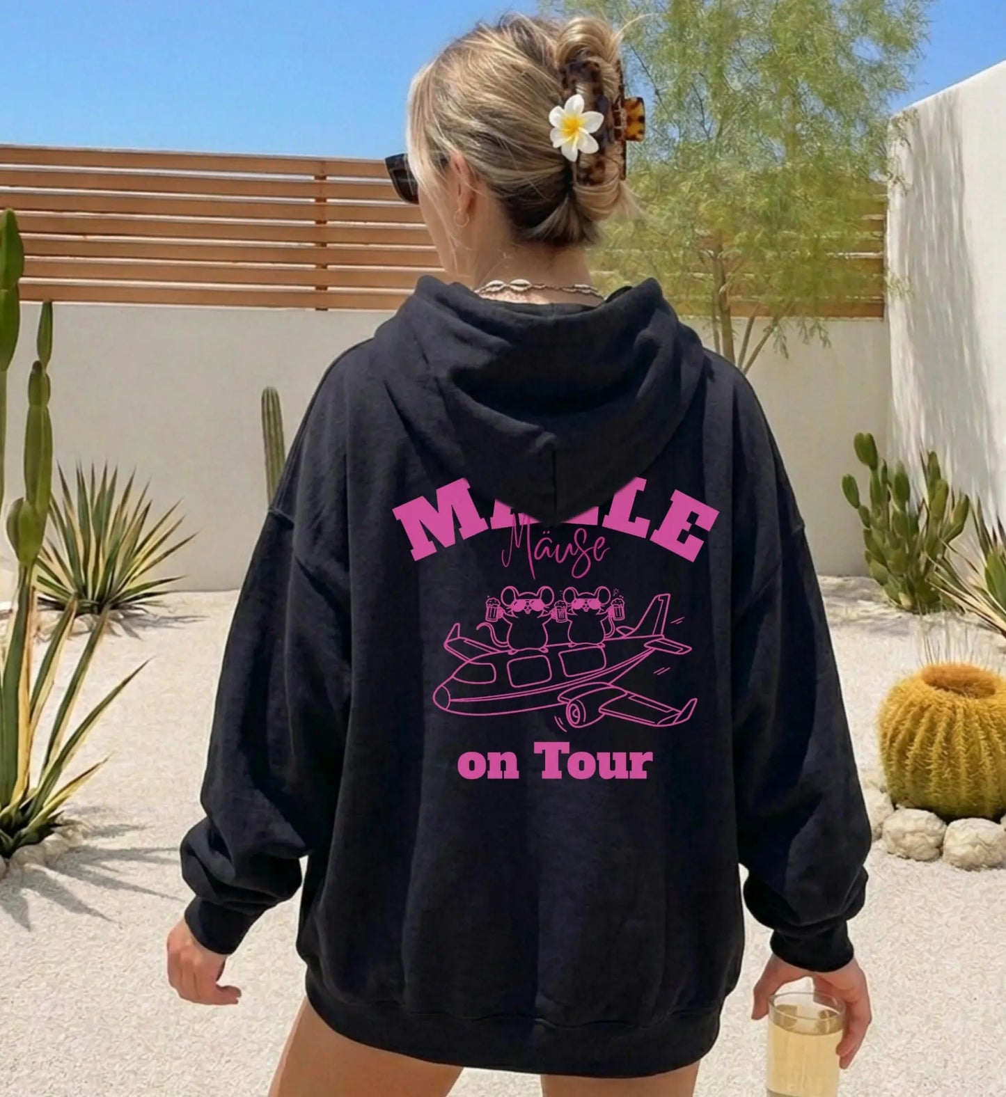 Schwarzer Oversized-Hoodie mit pinkem Rückenprint Malle Mäuse on Tour, Illustration von Mäusen im Flugzeug, perfekt für den Mädelsurlaub.
