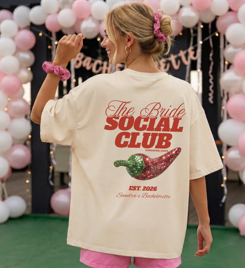 Lässiges Standesamt Outfit T-Shirt für die Braut kombiniert mit einer Jeans für das moderne Pre-Wedding Event