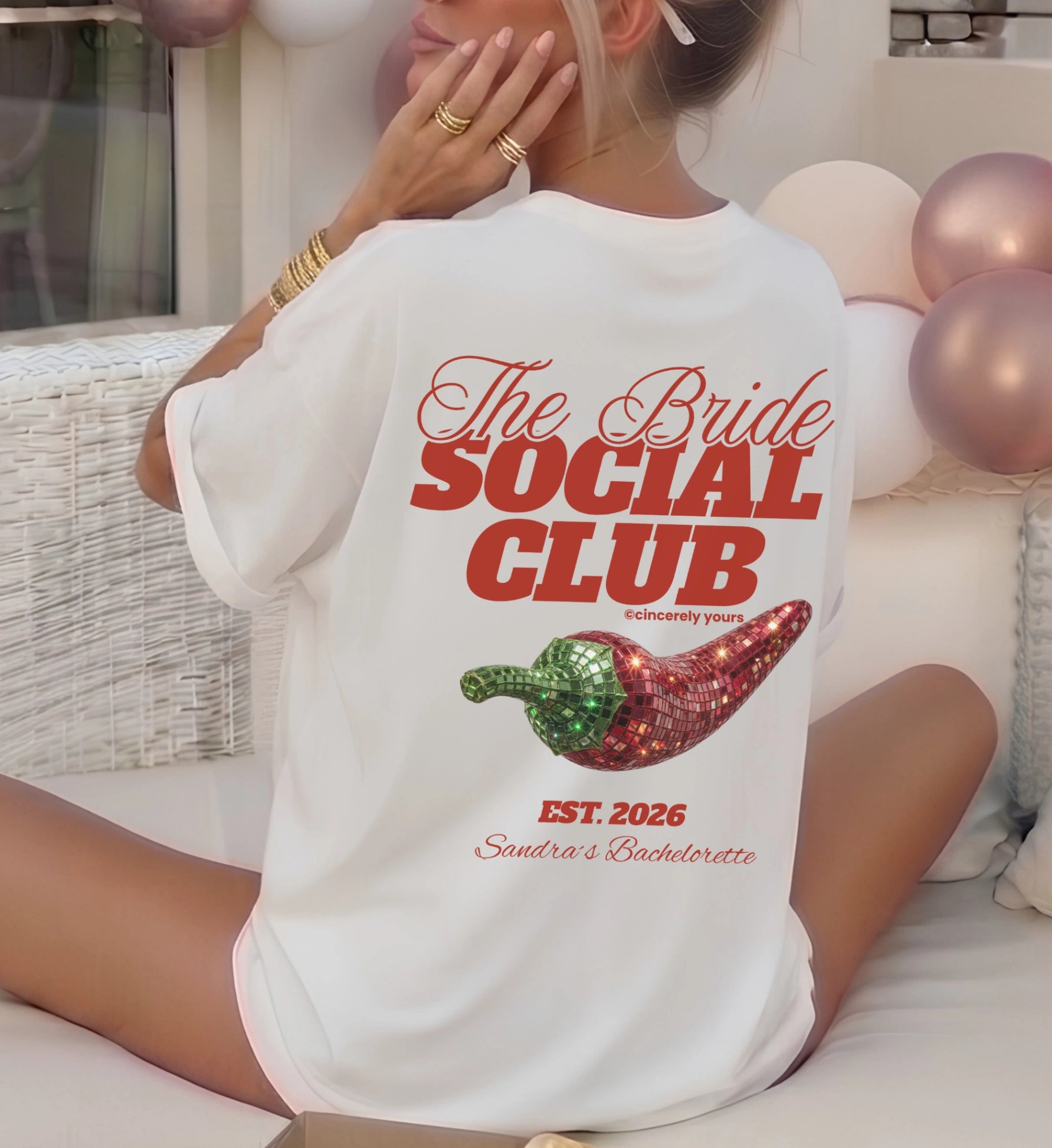 Team Braut Shirt im coolen Chilli Bachelorette Party Tee Look getragen von der JGA Crew beim Fotoshooting