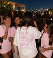 Detailansicht des Vintage Vegas Bachelorette Party Shirts in verwaschenem Pfirsich-Ton mit modernem Retro-Schriftzug und Würfel-Motiv.