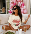 Zukünftige Braut trägt das minimalistische Bride to be Shirt am Morgen der Hochzeit beim Getting Ready für das Standesamt.
