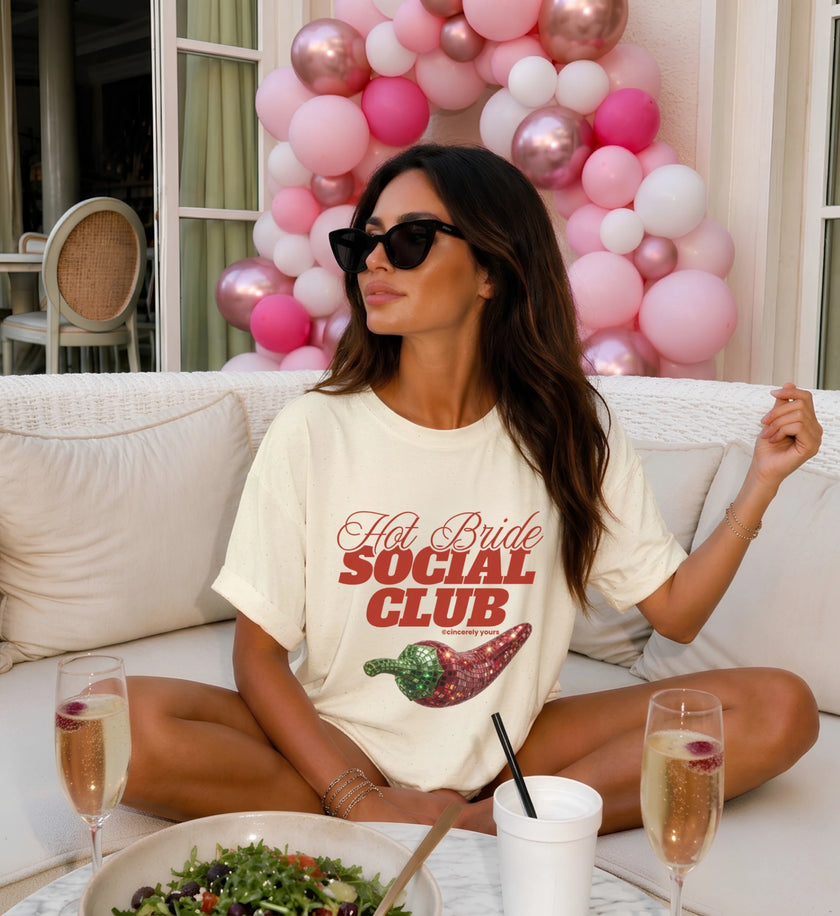 Zukünftige Braut trägt das minimalistische Bride to be Shirt am Morgen der Hochzeit beim Getting Ready für das Standesamt.