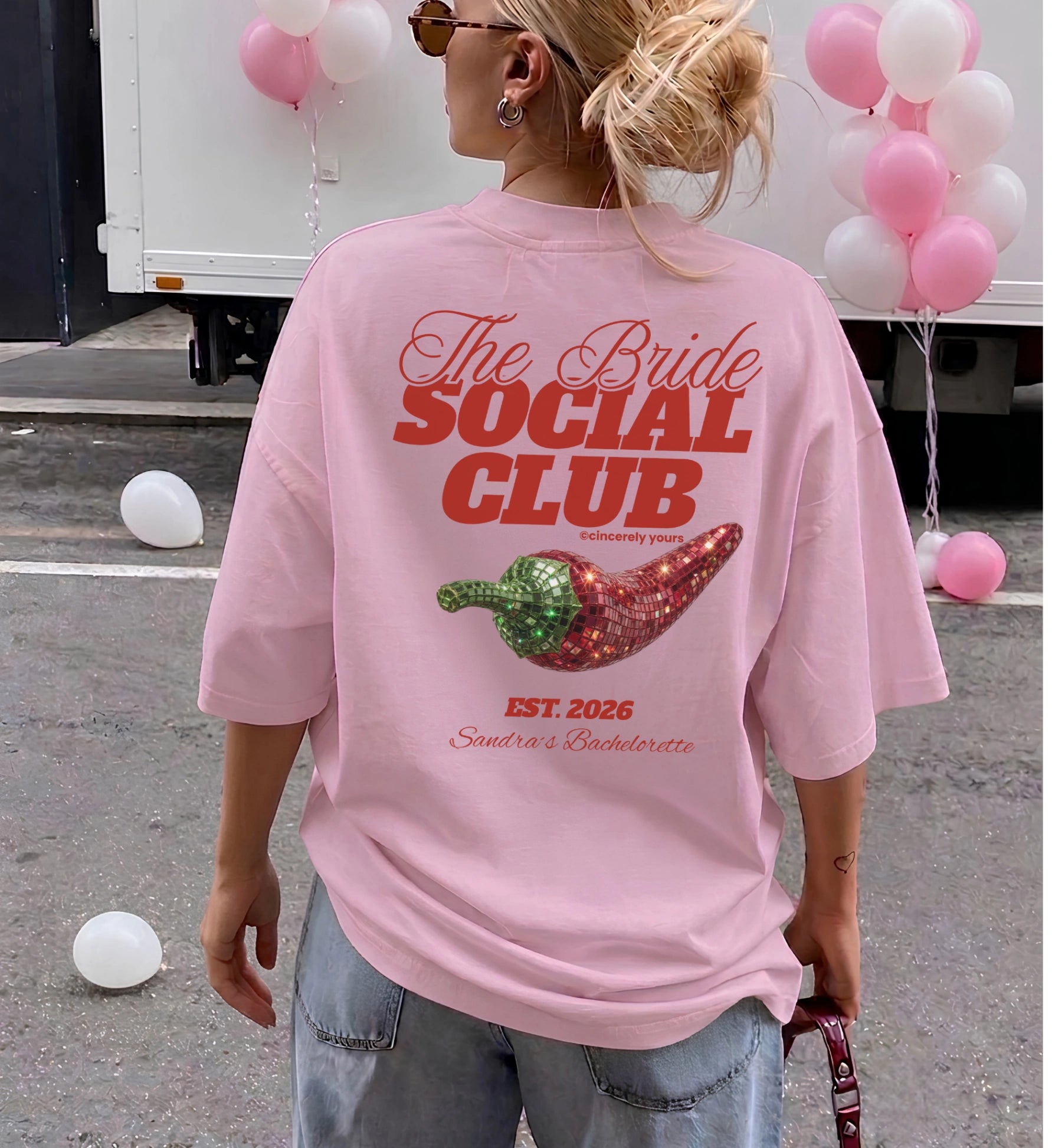 Nahaufnahme der Premium Baumwolle des Wedding Morning Outfit Shirts mit dem Spicy Marg Bachelorette Motiv